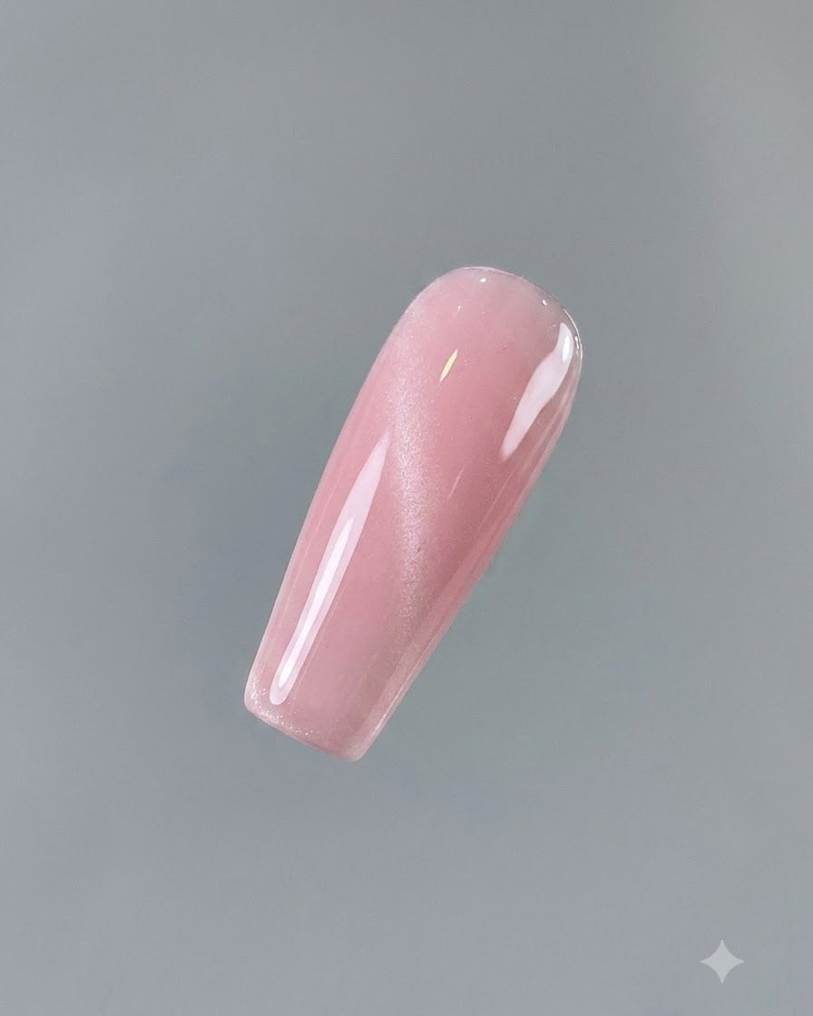 Primo piano di ununghia completamente rivestita di gel cat eye lucido e rosato Aqua Clear No. 2.