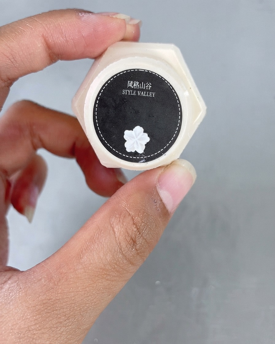 Un barattolo di gel per nail art bianco Style Valley etichettato con unicona a fiore bianco.