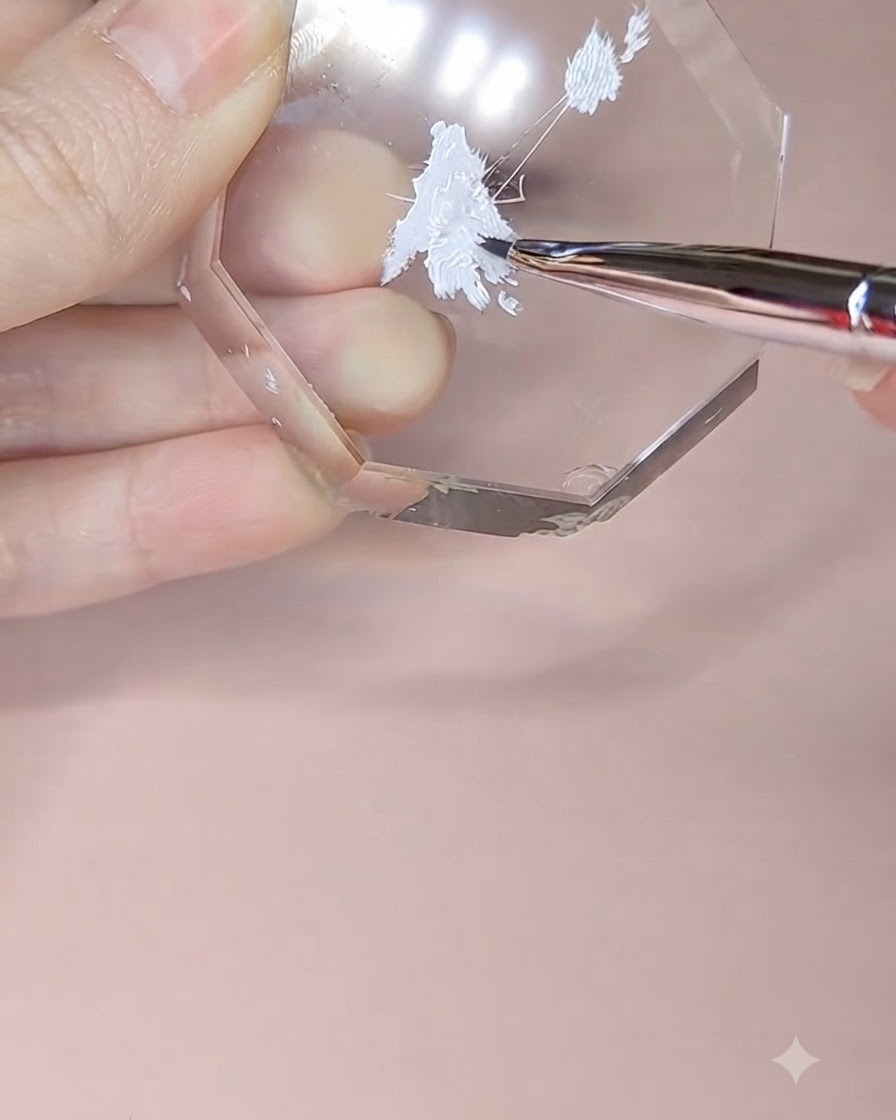 Un pennello di precisione che preleva del gel da pittura bianco da una tavolozza acrilica ottagonale.