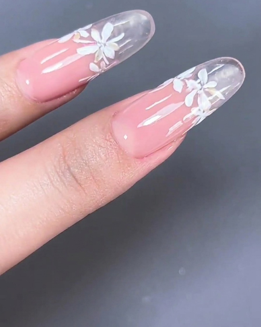 Una tip trasparente che mostra il gel rosa latte applicato nellarea del letto ungueale.