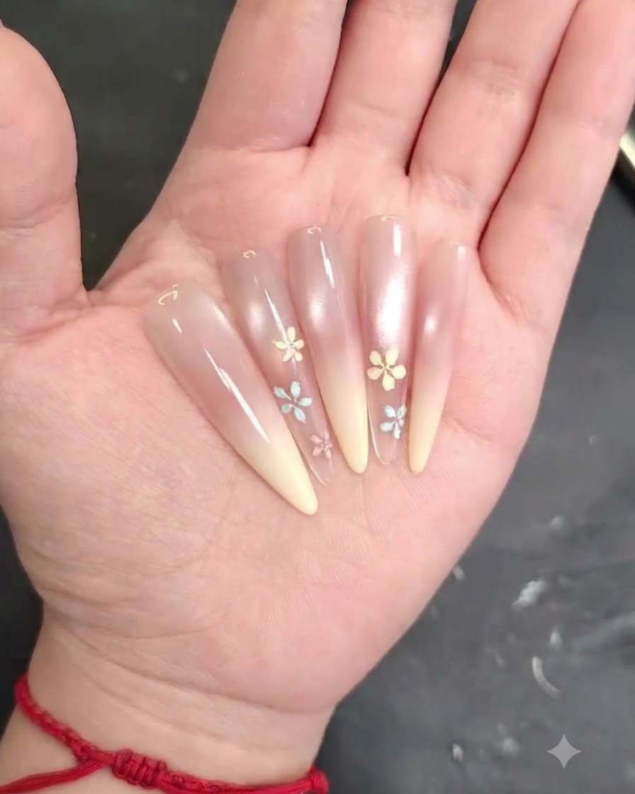 Un pennello per unghie che sfuma e livella uniformemente il gel blush rosa sulla superficie dellunghia.