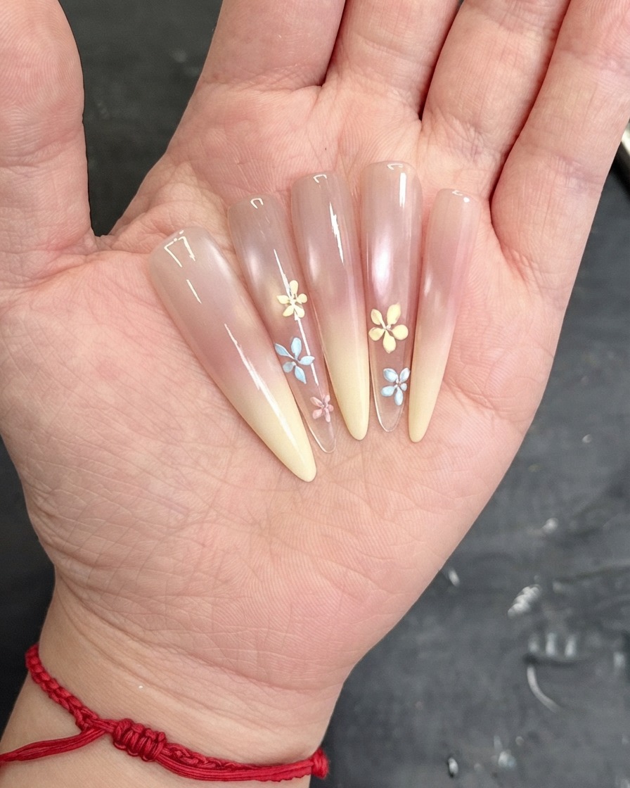 Un pennello che applica uno strato di top coat trasparente sopra il design decorato dellunghia.