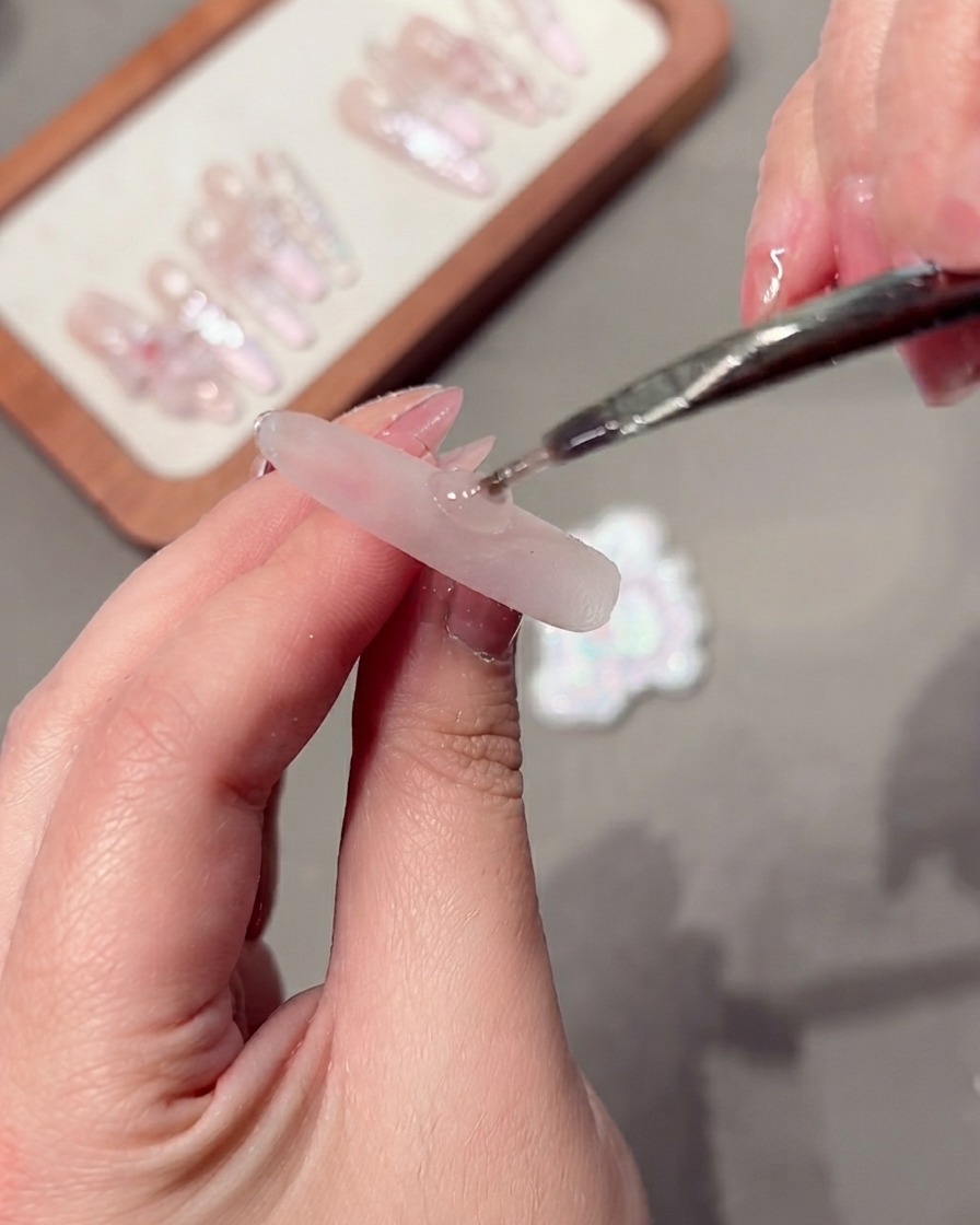 Uno strumento utilizzato per manipolare le particelle del gel cat-eye su ununghia.