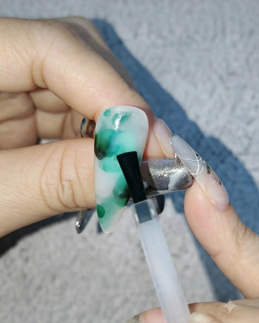 Un pennello sottile che sfuma piccoli punti di colore nero nel pattern verde blooming.