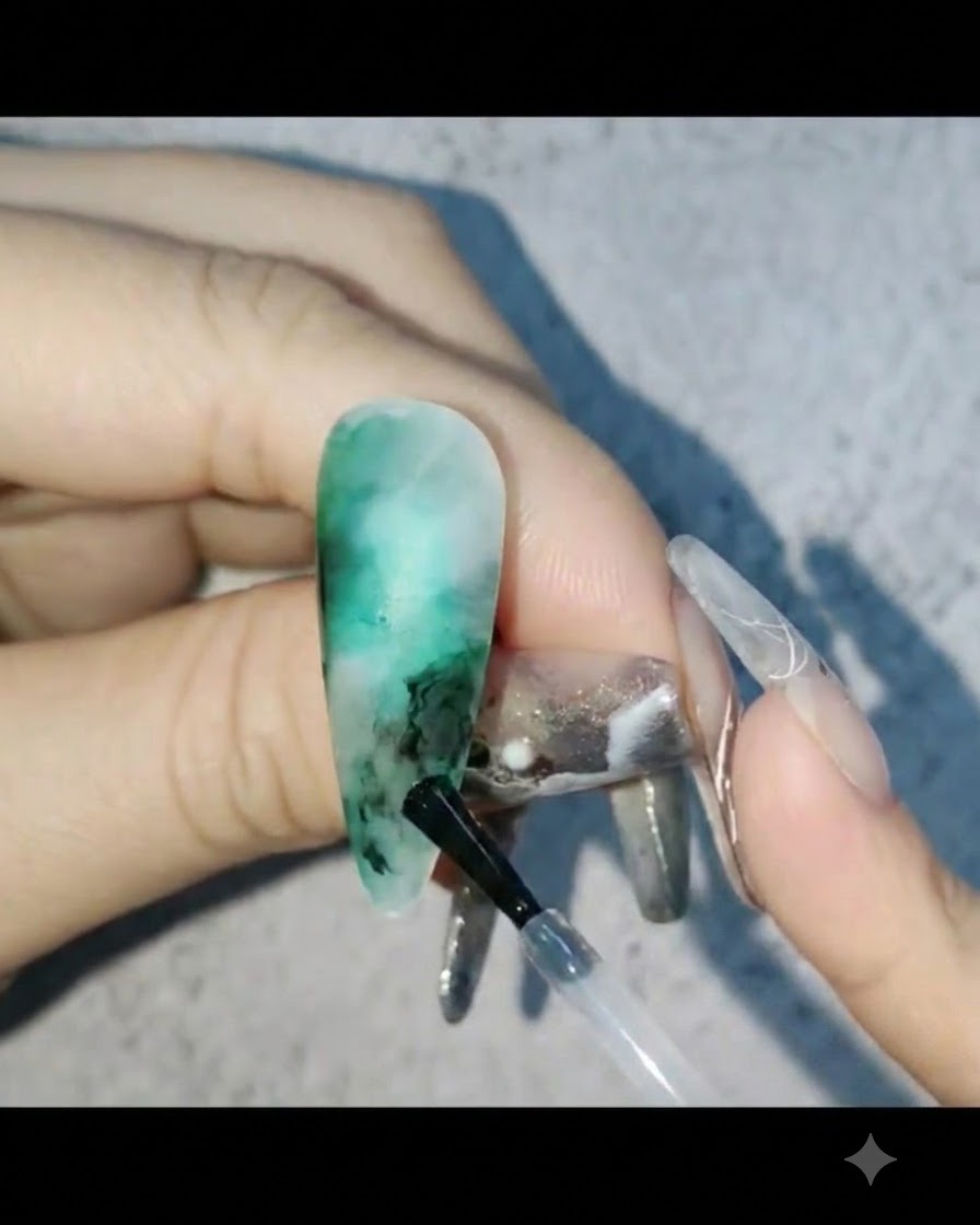 Applicazione di gel bianco lattiginoso nelle aree vuote del design dellunghia e sfumatura verso lesterno.