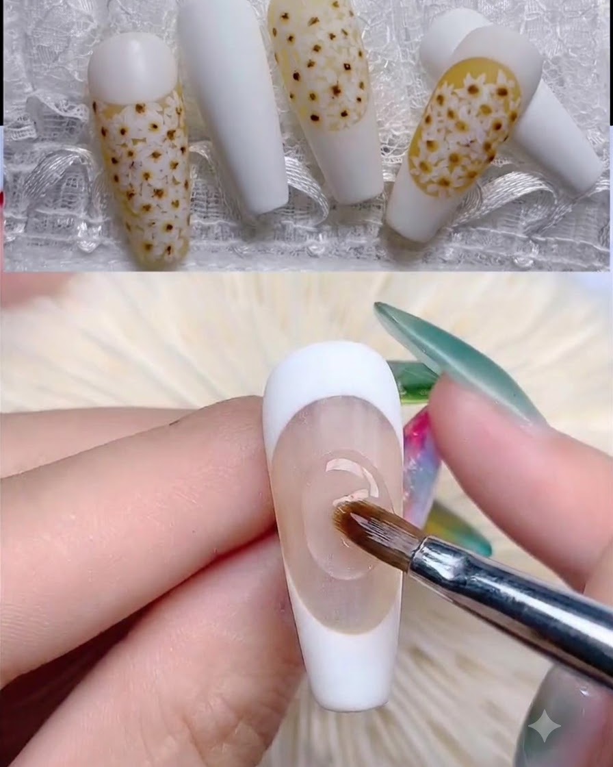 Un pennello applica una base in gel semi-trasparente giallo chiaro su una tip per unghie.
