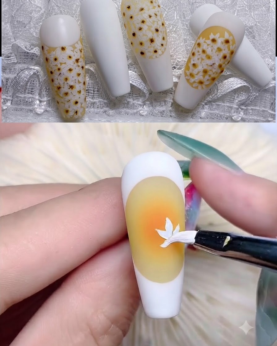Un pennello liner sottile disegna un bordo French tip bianco su ununghia con base gialla.