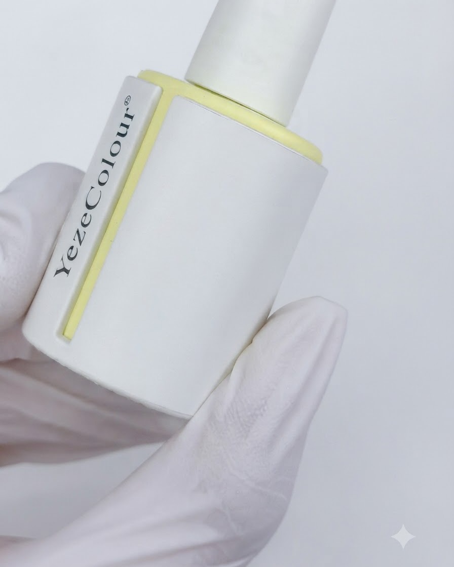 Una boccetta di top coat opaco effetto velluto tenuta da una mano con guanto.