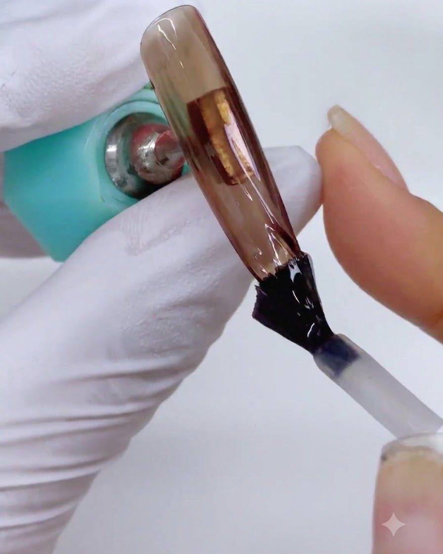 Unestensione per unghie posizionata vicino a una lampada polimerizzante per fissare lo strato di top coat opaco.