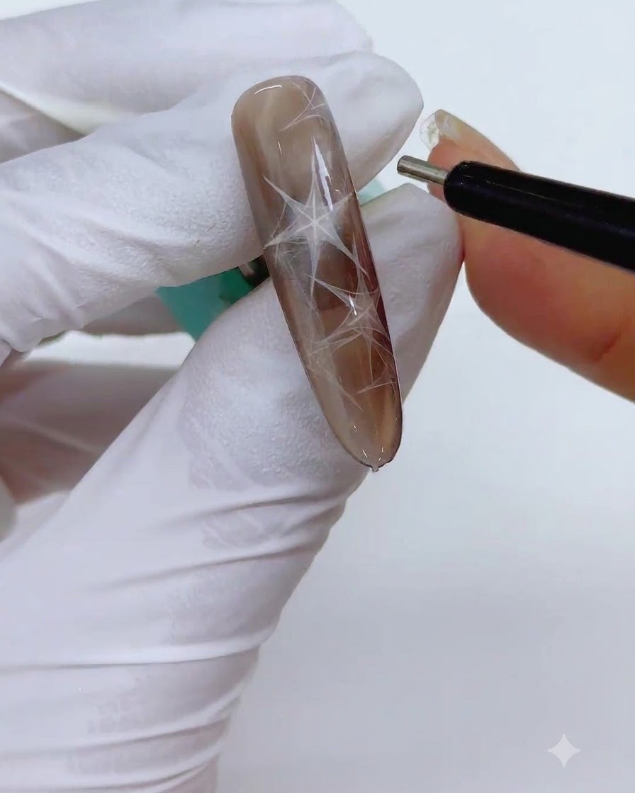 Una penna magnetica sottile tenuta vicino allunghia per affinare i bordi della forma triangolare magnetica.