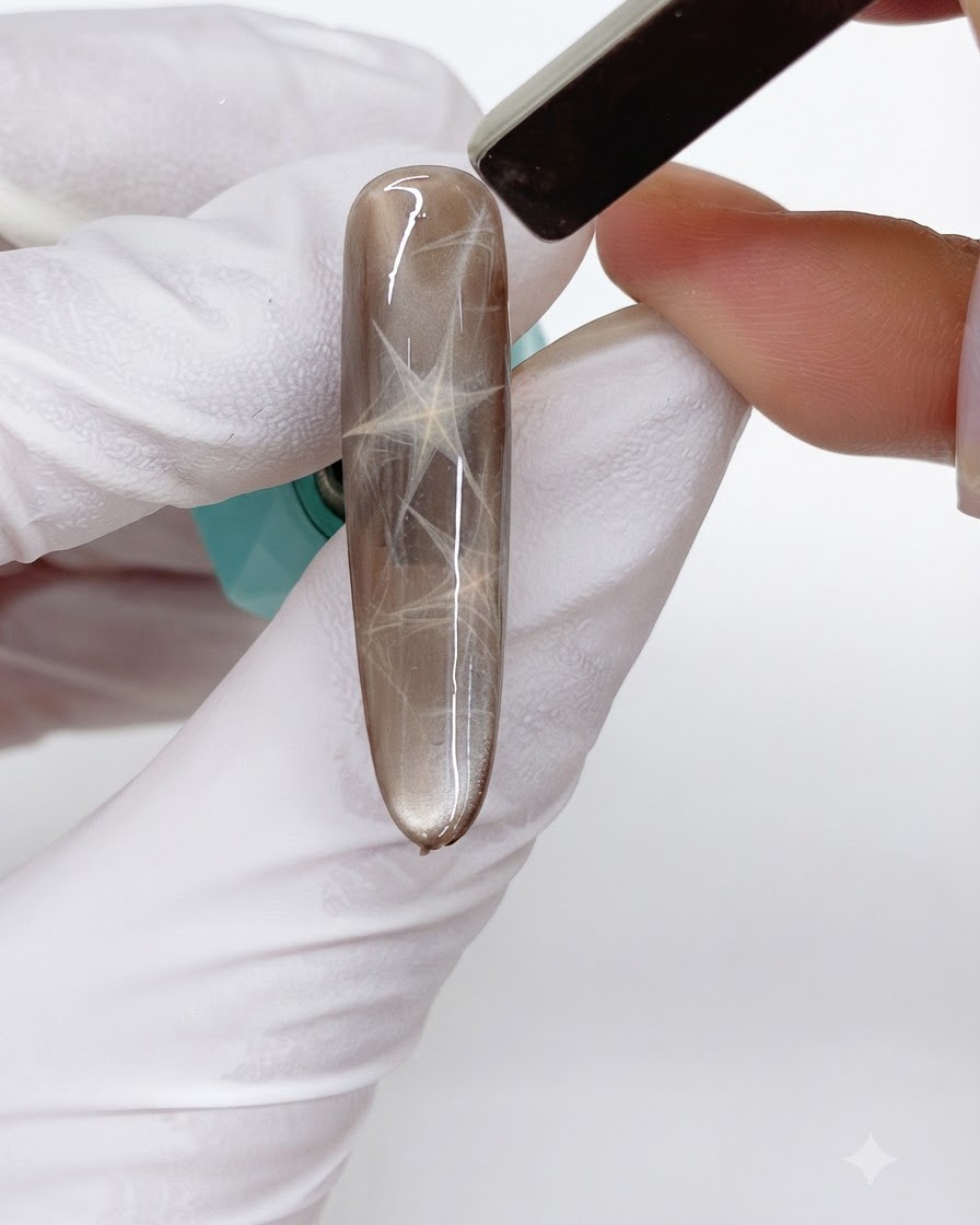 Un magnete a barra rettangolare sopra lunghia, che spinge un secondo strato di riflessi magnetici in un triangolo opposto.