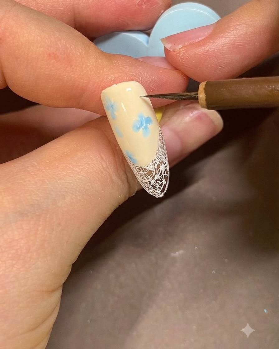 Un pennello che applica il gel costruttore trasparente su ununghia decorata per livellare e proteggere il design.