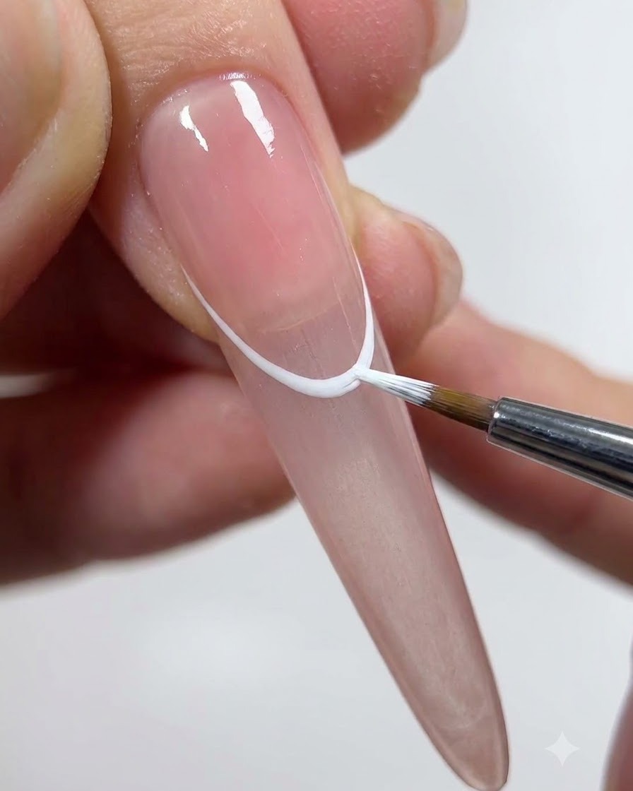 Un pennello liner che dipinge con cura una curva semi-avvolgente per il terzo petalo.