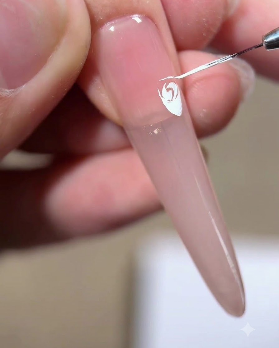 Un pennello liner che disegna un triangolo bianco invertito per posizionare il quarto petalo.