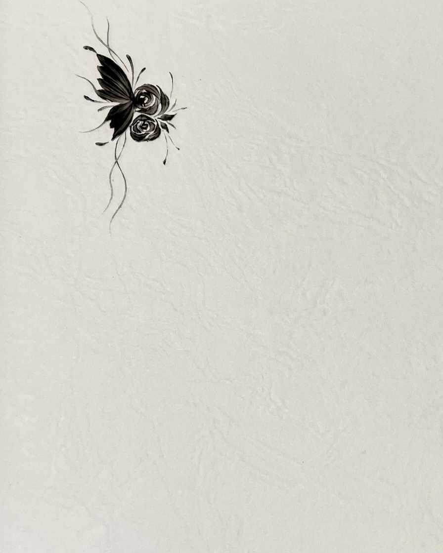 Una vista dallalto di un foglio di pratica che mostra una struttura di ala di farfalla completata accanto ai dettagli delle rose.