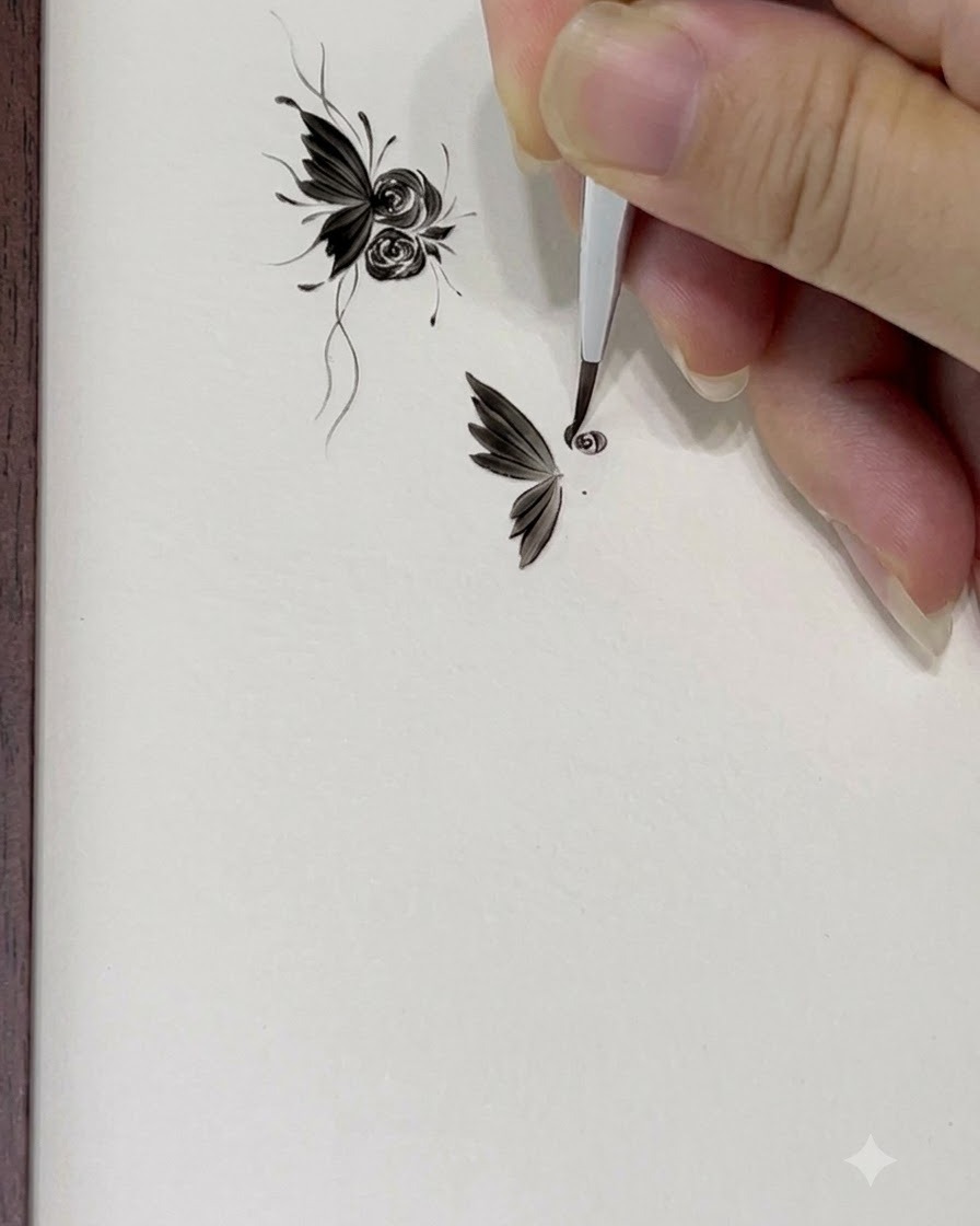 Un pennello a punta fine che disegna un piccolo contorno a forma di sei per iniziare il centro di una rosa.