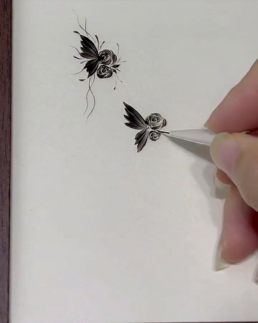 Un pennello fine che riempie gli spazi vuoti tra le sezioni dei fiori con foglie delicate.