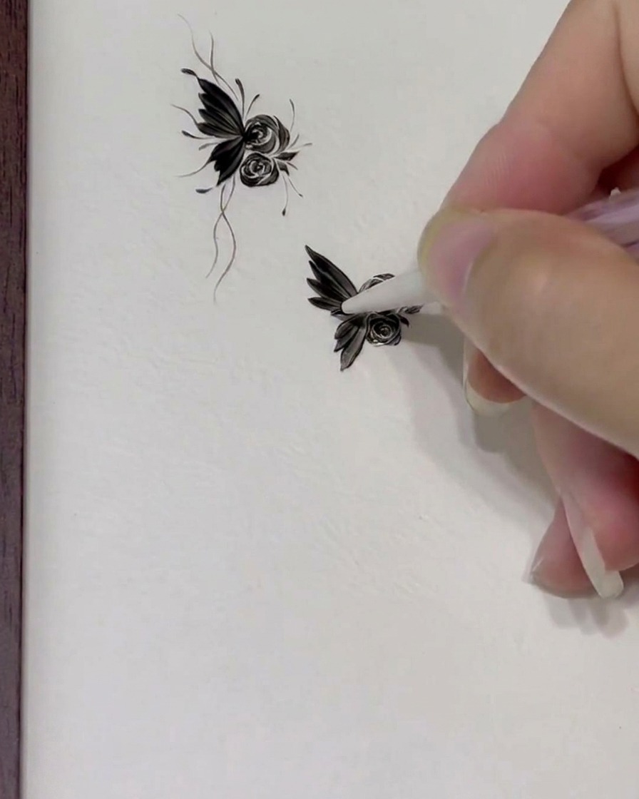 Una vista ravvicinata di un pennello da nail art che applica precisi punti di gel e linee sottili pulite su un design floreale con farfalla.
