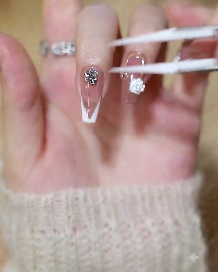 Un pinceau ou un outil appliquant du gel de construction transparent sur le bout dun ongle de manucure française.