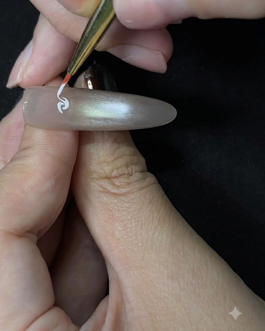 Un pennello da pittura che aggiunge i tratti iniziali dei petali attorno al centro della rosa bianca.