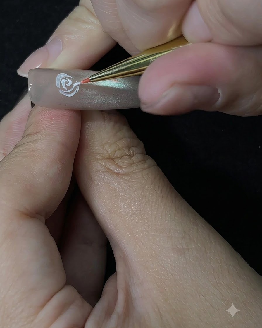 Un pennello di precisione che costruisce i petali esterni della rosa usando un movimento di tamponamento sullunghia.