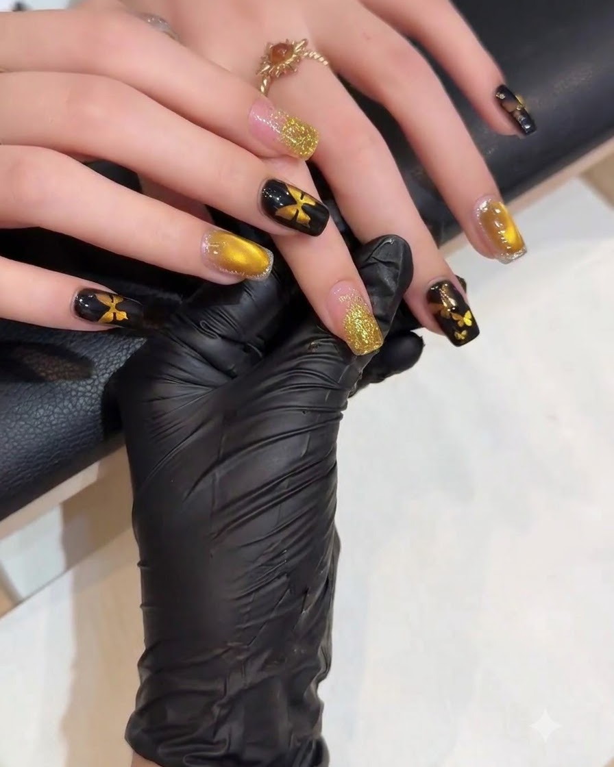 Una vista ravvicinata di mani appoggiate allinterno di una lampada per unghie UV/LED che polimerizzano lo strato di top coat finale.