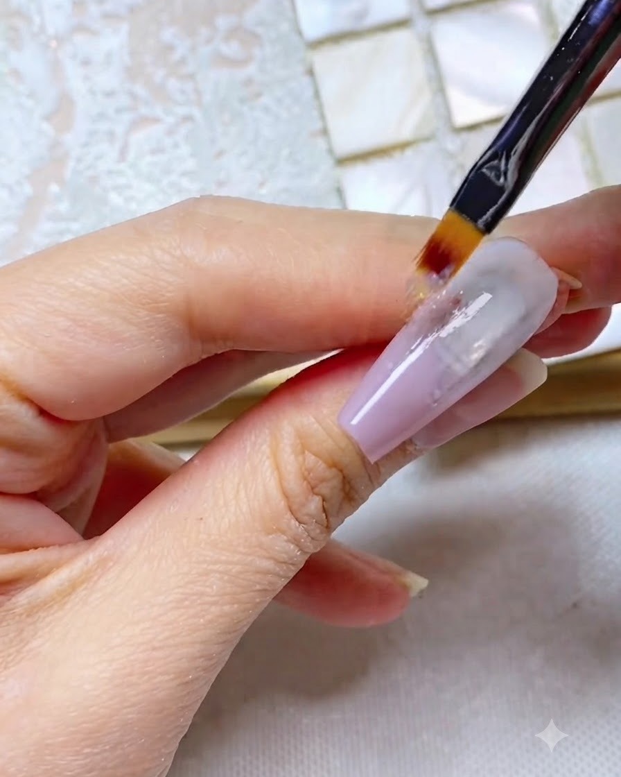 Un pennello ombré trascina il gel grigio-viola dritto lungo la lunghezza dellunghia, creando un aspetto striato.