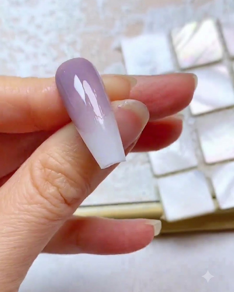 Ununghia che mostra un terzo strato sfumato di gel viola con un bordo superiore pulito.