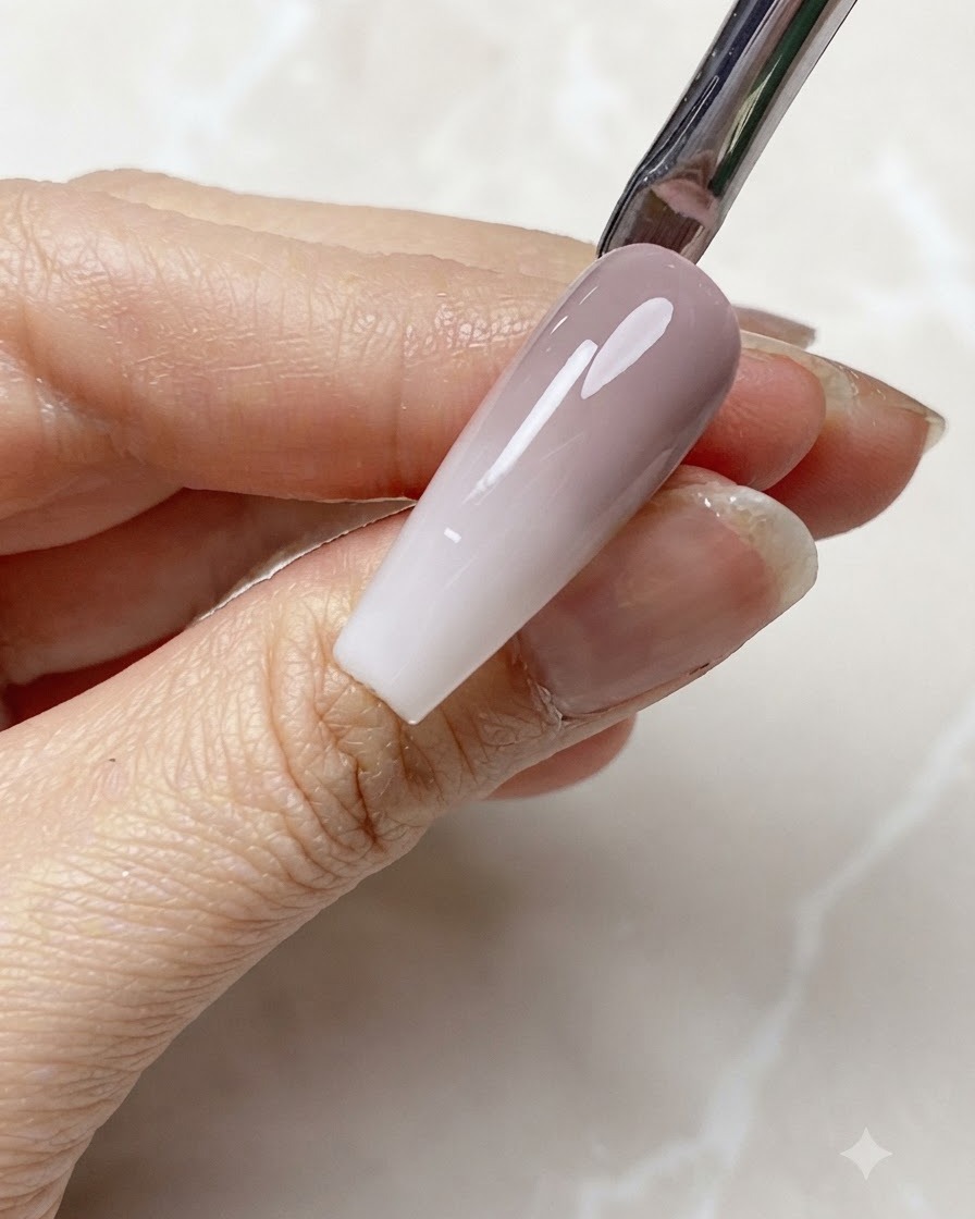 Gel bianco lattiginoso traslucido applicato sulla punta del margine libero di ununghia con gradiente.