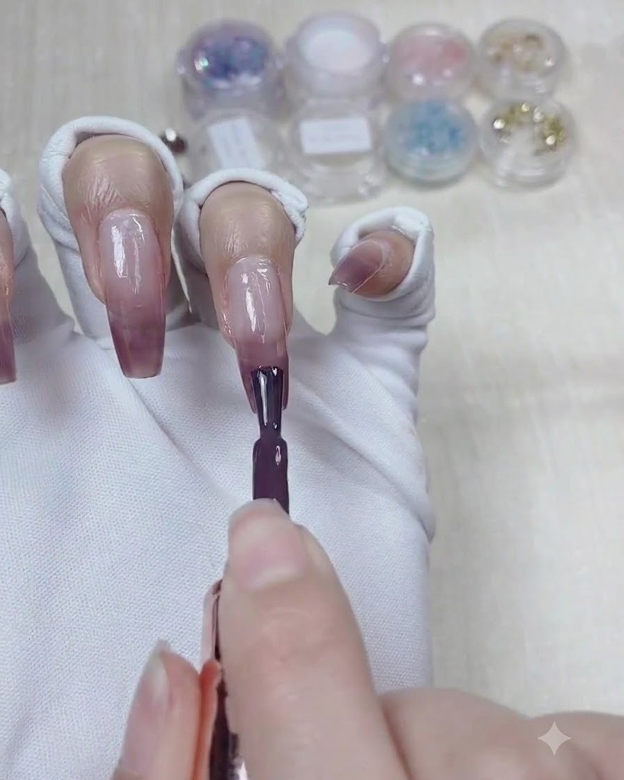 Applicazione di un terzo strato di gel viola taro più scuro sul terzo superiore dellunghia.