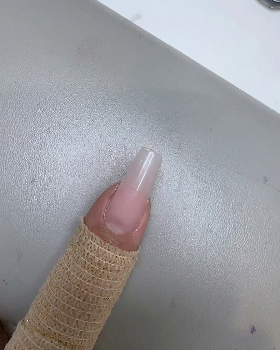 Ununghia con un delicato effetto sfumato rosa pasta di fagioli che svanisce verso larea delle cuticole.