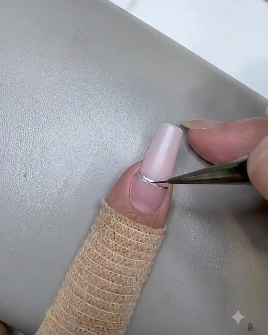 Un magnete rettangolare tenuto vicino alla striscia rosa per concentrare le particelle magnetiche cat eye.