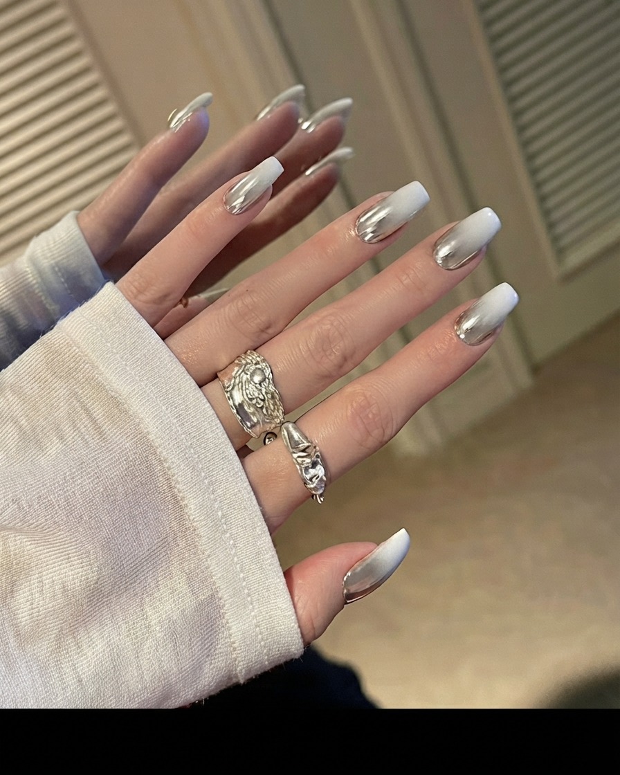 Un pennello da gel applica il top coat su una tip di unghia trasparente.