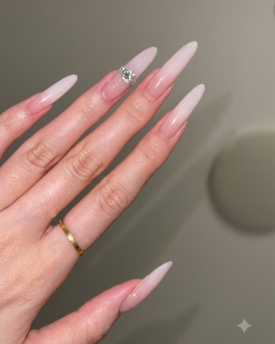 Unonicotecnica che utilizza un pennello con un movimento delicato per creare una sfumatura bianco latte su una base nude.