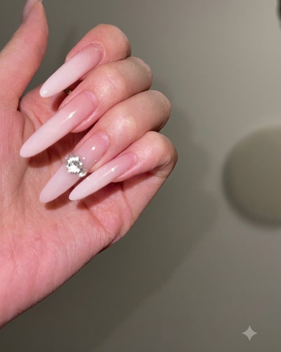 Una lima per unghie che modella e assottiglia i bordi laterali di una lunga unghia a stiletto.