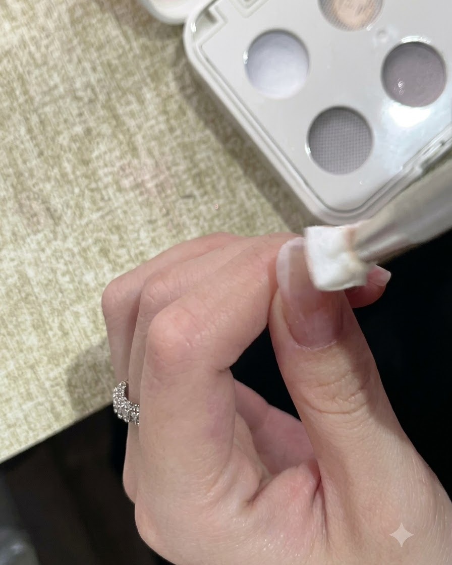 Uno strumento a spugnetta che tampona del gel solido bianco sulla punta di ununghia precedentemente preparata.
