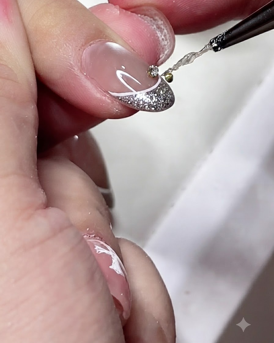 Un pennello di dettaglio che applica una piccola goccia di adesivo in gel trasparente al centro di una punta di manicure French decorata.