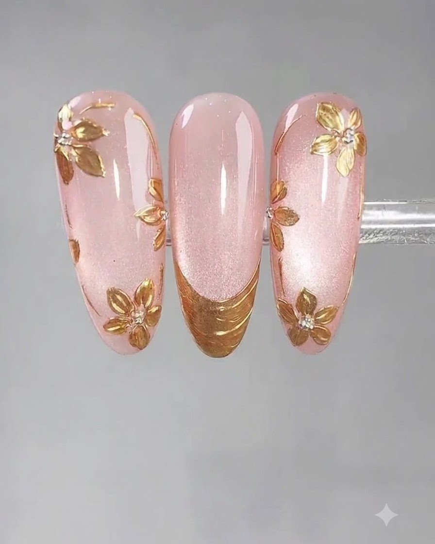 Un pennello liner che applica colla adesiva per nail art a forma di french tip sul bordo dellunghia.