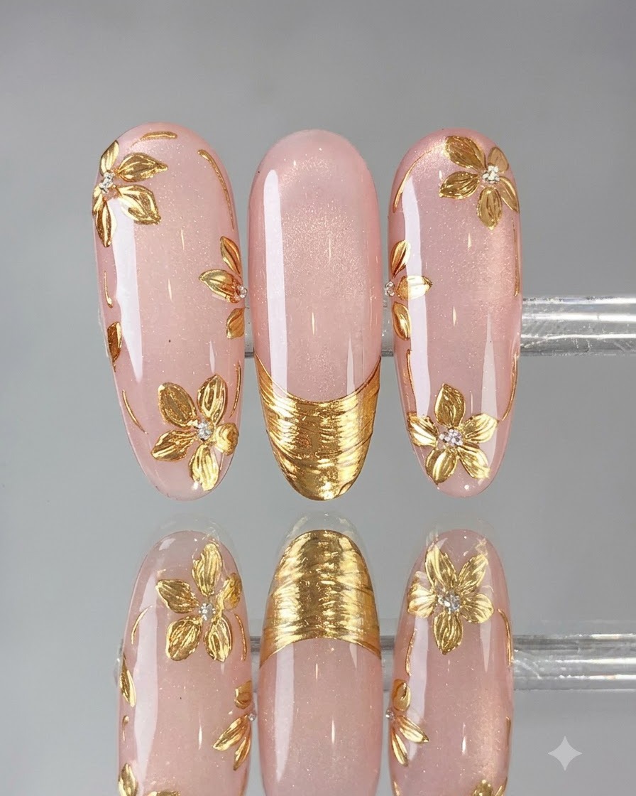 Un pennello fine che applica il top coat sigillante per polvere sopra un design per unghie con french tip dorata.