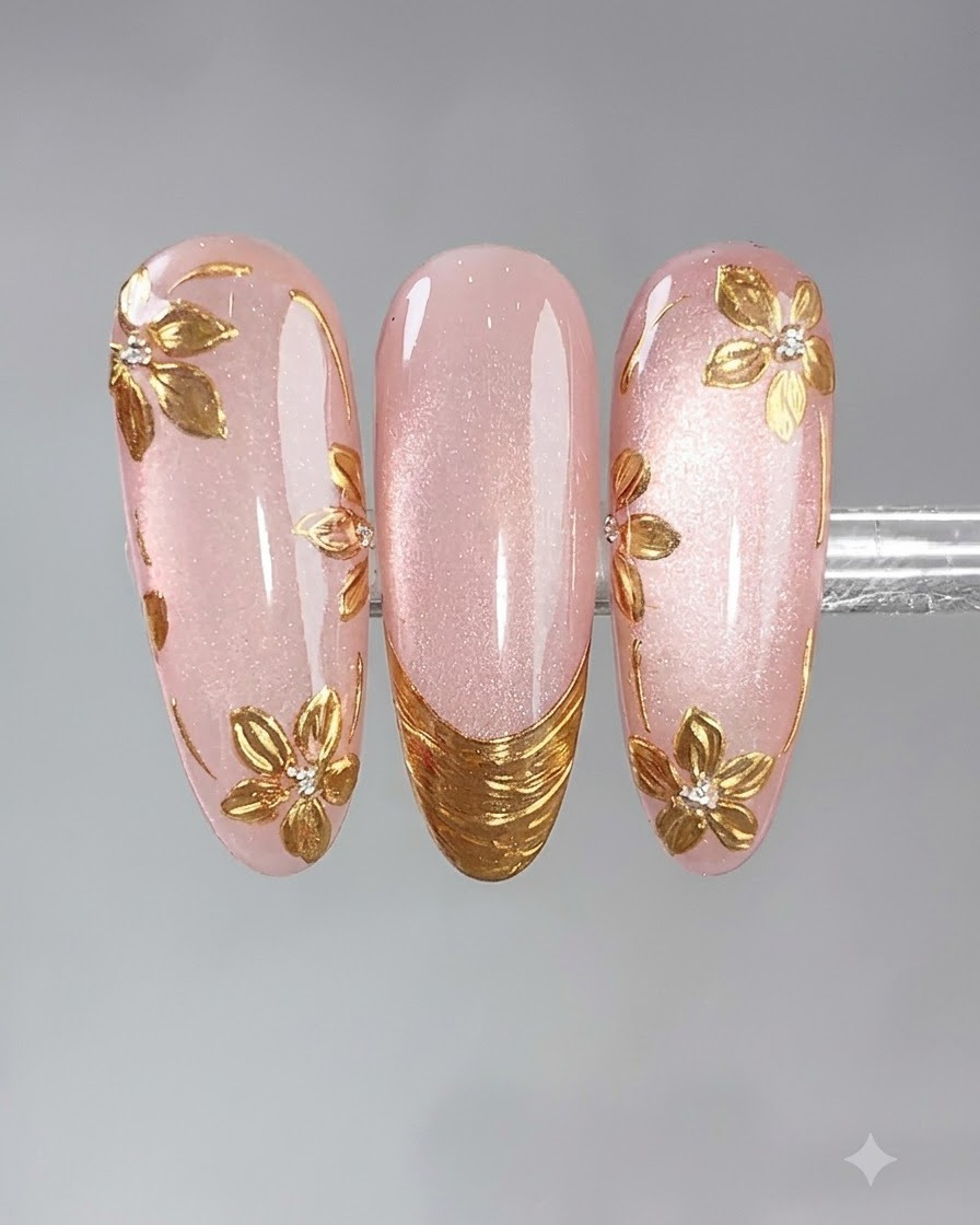 Un pennello per nail art che fa scorrere un top coat lucido sopra unghie decorate.