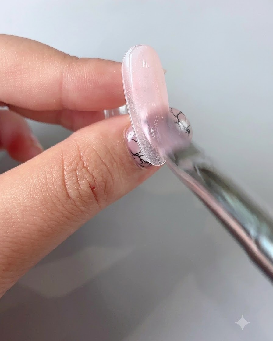 Un pennello liner fine che disegna delicate linee sottili su ununghia smaltata in gel.
