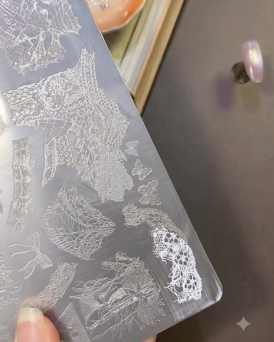 La testina di un timbro in silicone trasparente che mostra un motivo in pizzo bianco prelevato.