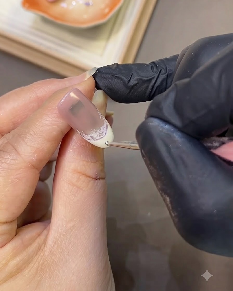 Un dotting tool che posiziona precisi pois neri lungo il bordo della linea del sorriso della French tip.