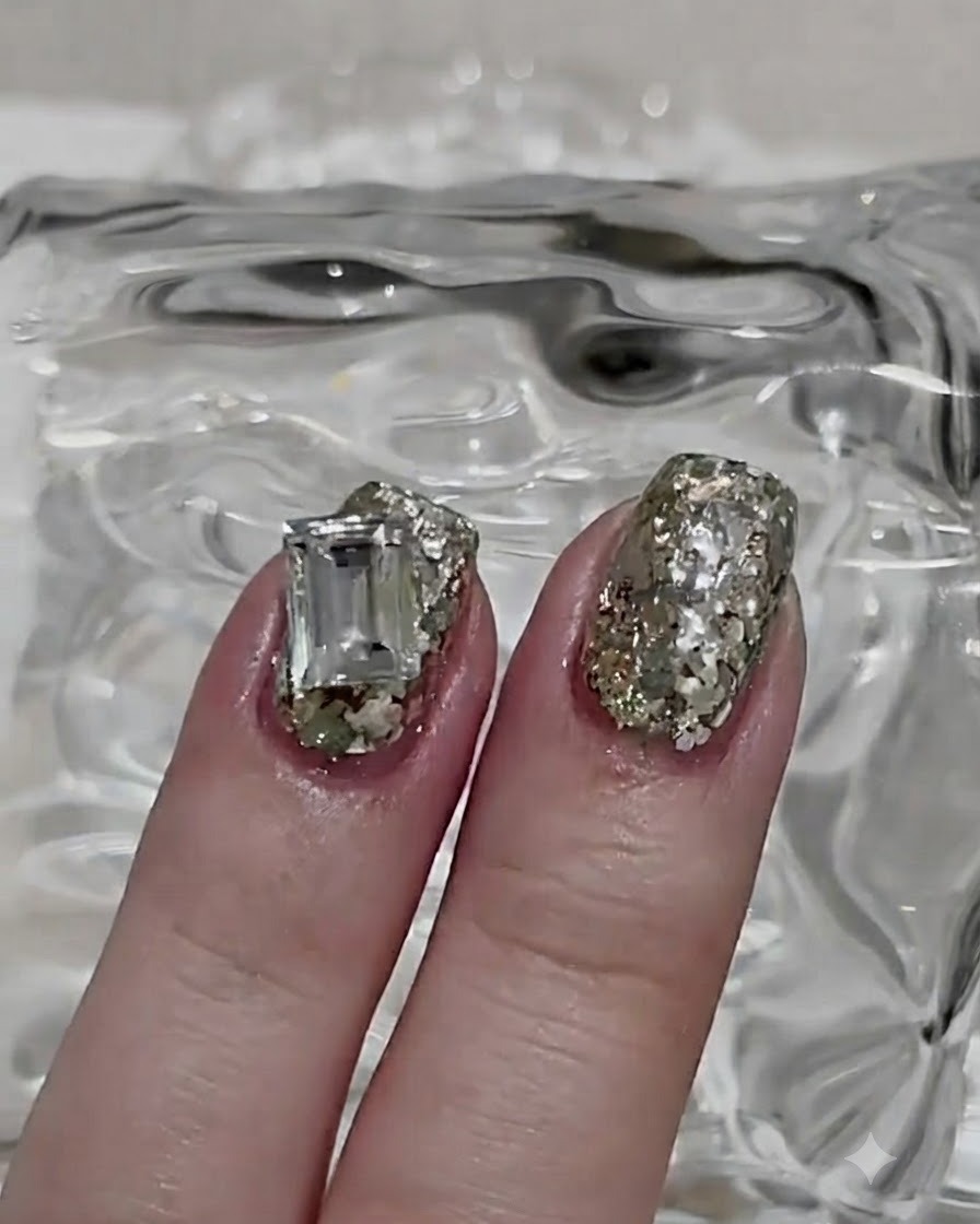 Uno scatto dettagliato di polvere glitter argento brillante applicata meticolosamente su uno strato di gel per unghie appiccicoso.