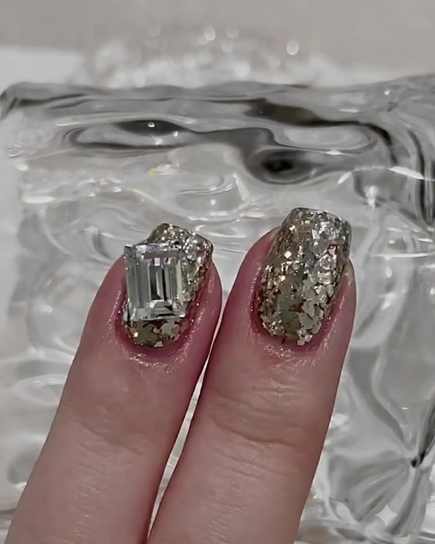 Aggiunta di una piccola goccia di gel e glitter extra per riempire uno spazio vuoto sullunghia texturizzata.