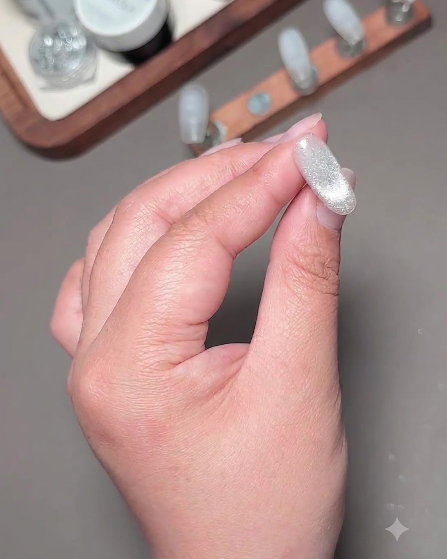 Ununghia cat-eye polimerizzata che mostra una morbida consistenza opaca sotto lilluminazione dello studio.
