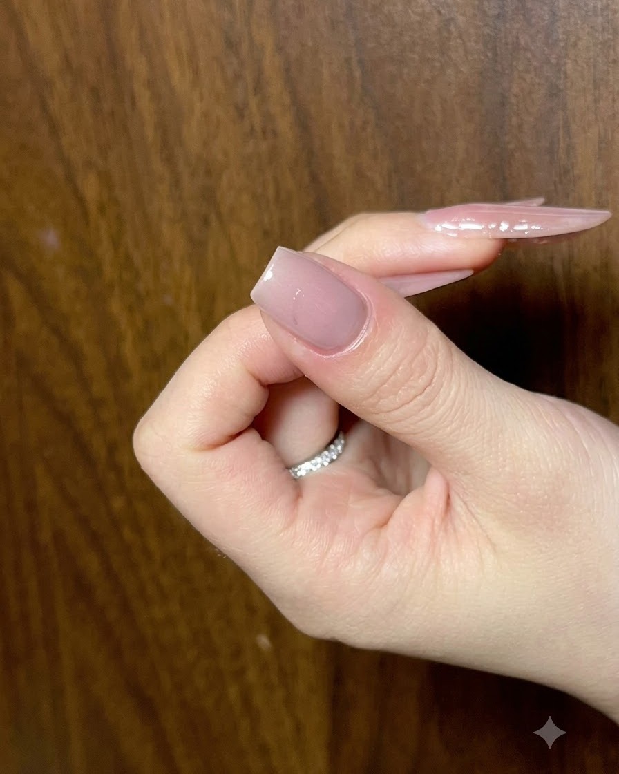 Un pennello liner che rifinisce la seconda ala del fiocco cat-eye argentato.