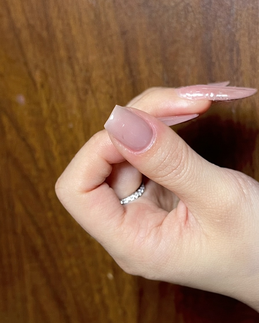 Una mano che mostra ununghia nude preparata pronta per la fase successiva di nail art dettagliata.