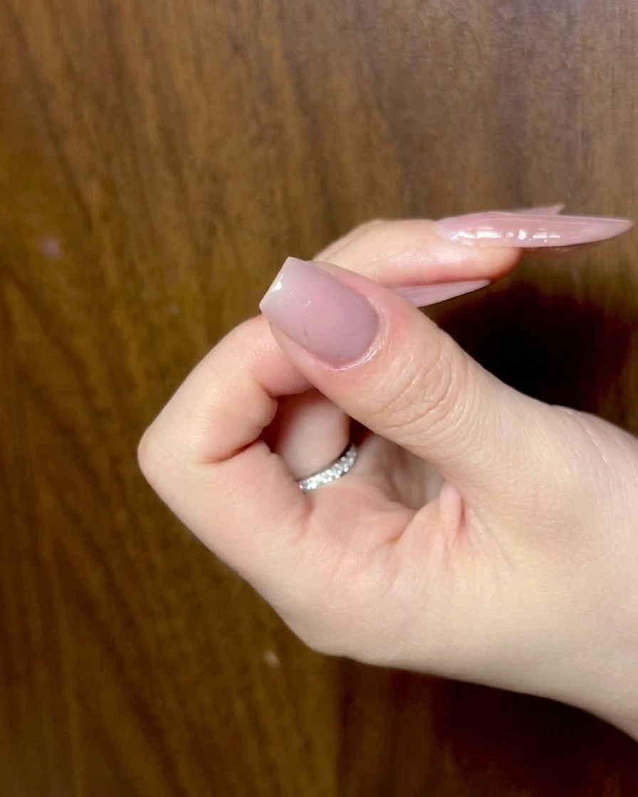 Applicazione di gel cat-eye argentato sulle punte esterne del design delle ali di farfalla.