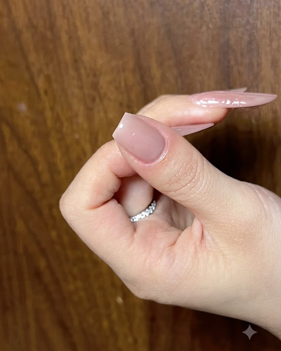 Unghia sotto una lampada UV che polimerizza i dettagli appena aggiunti sulle punte delle ali cat-eye.